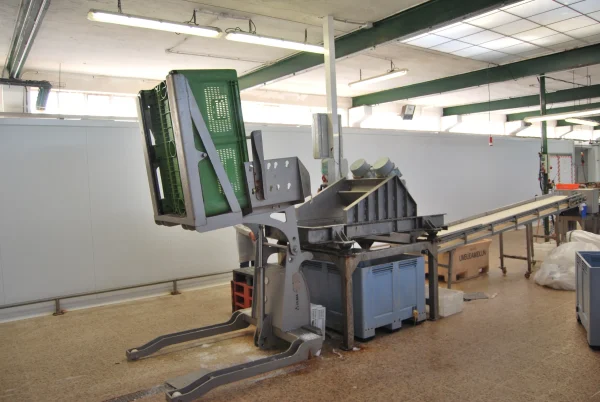 Electric Pallet Bin Tipper Straddle Legs Cleanroom Stainless Steel EBT10S (1) Electric Pallet Bin Tipper Straddle Legs Cleanroom Stainless Steel EBT10S (1)