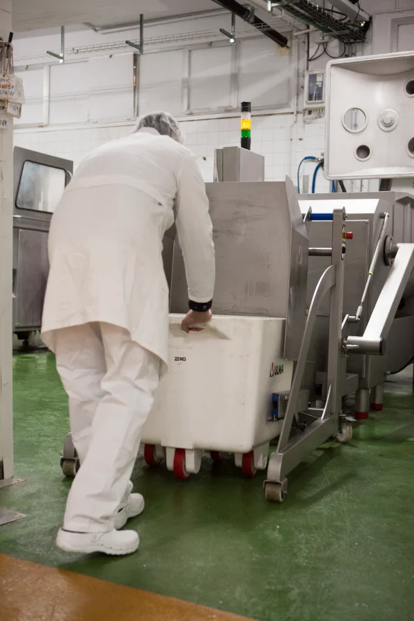 Electric Pallet Bin Tipper Straddle Legs Cleanroom Stainless Steel EBT300E (7) Electric Pallet Bin Tipper Straddle Legs Cleanroom Stainless Steel EBT300E (7)