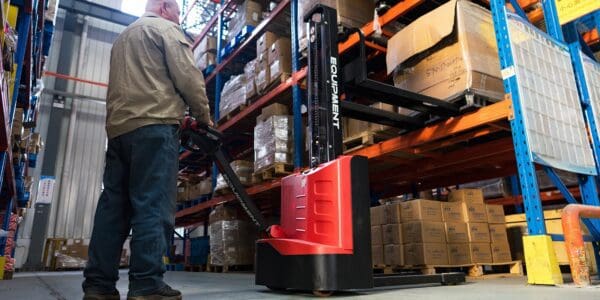 ES Electric Stacker mono mast 3 ES Electric Stacker mono mast 3
